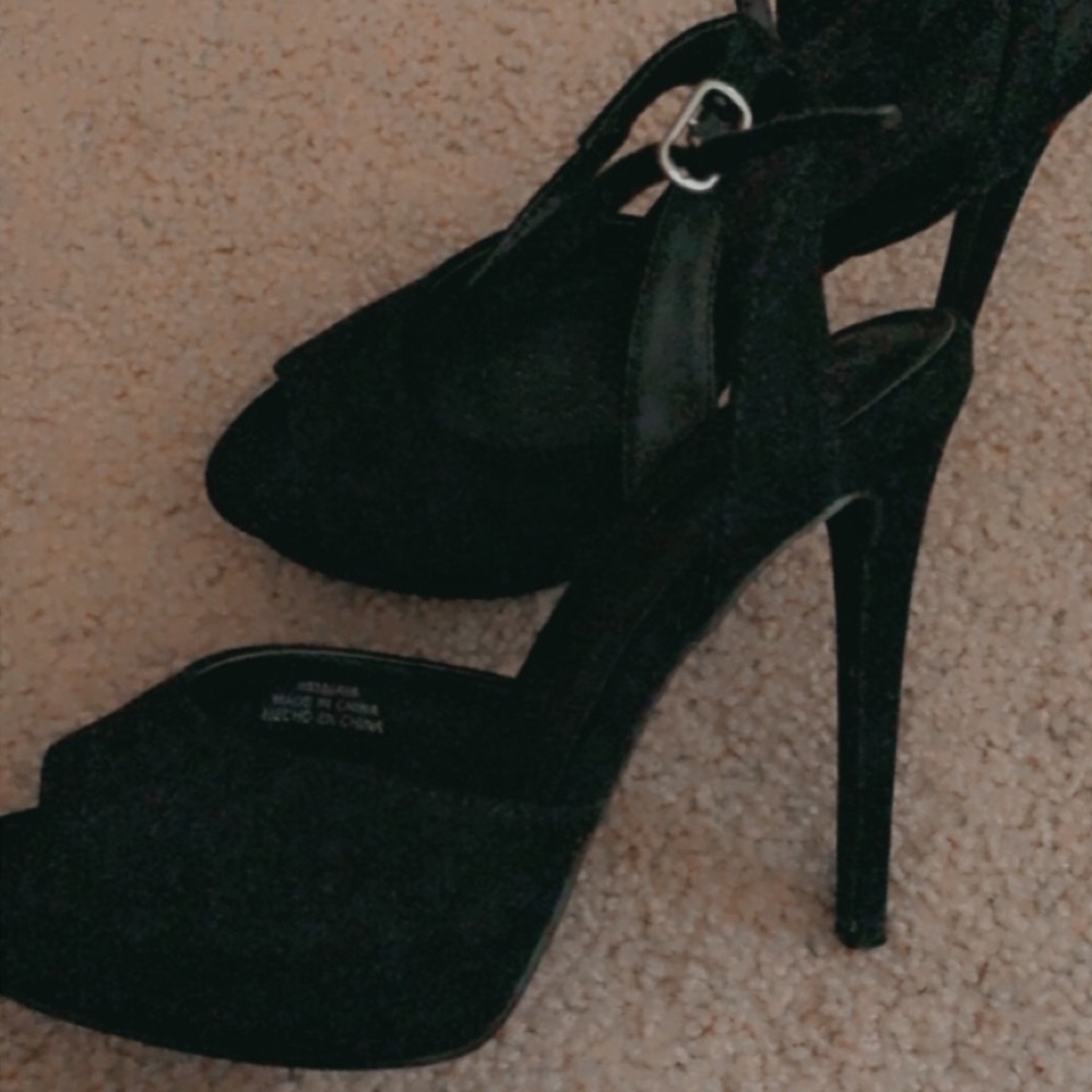 Black peep toe heels!!